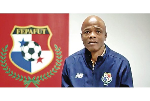 Dely Valdés busca por tercera vez comandar al onceno panameño.