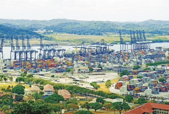 Vista aérea de un puerto con contenedores