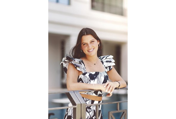 Alexandra Rose Zarak Menasche es una de las debutantes que apreciaremos en el Festival de Debutantes 2023 a celebrarse el 1 de julio en la terraza Mar del Sur del Club Unión, organizado por las Damas Guadalupanas para recaudar fondos para sus programas benéficos. Ella es hija del señor Lucas Ramón Zarak Arias y la señora Grettel Elena Menasche de Zarak.