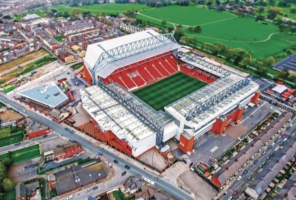 Desde su nacimiento, en 1892, el Liverpool ha jugado en el Anfield Road, el estadio al que se vincula su historia. En el túnel que conduce a los vestuarios está escrita con orgullo la frase: “This is Anfield”. Está ubicado en el condado de Marseyside, cuya capital es la ciudad de Liverpool.