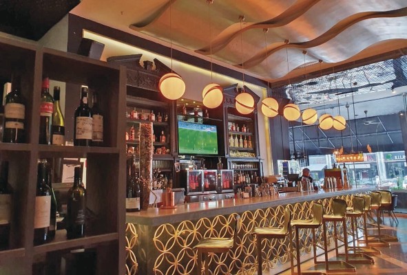 Una amplia coctelería integra el menú tradicional del restaurante, por el que también puede optarse el domingo de 'brunch'.