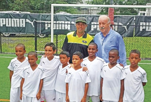 Con el ex técnico español del Real Madrid y campeón del mundo, Vicente del Bosque, con los chicos de la Academia del Real Madrid en Panamá. Mendieta tiene hoy su propia Academia de Fútbol y la Fundación Remen, en la que trabaja con niños desde la Ciudad de Saber.