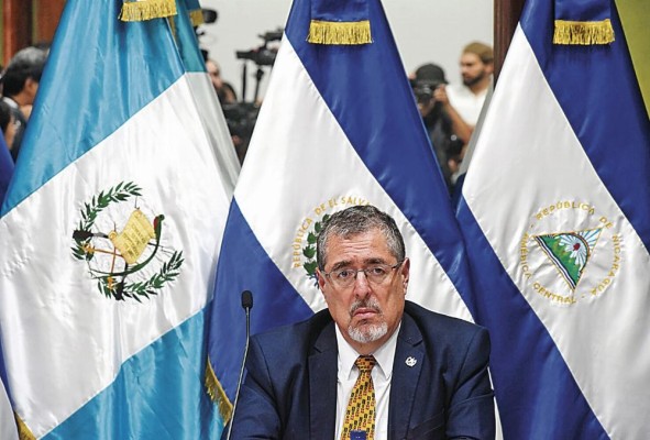 El presidente electo de Guatemala, Bernardo Arevalo de León, acudió este lunes a la sede del Tribunal Supremo Electoral para mostrar su solidaridad con los magistrados de este ente.