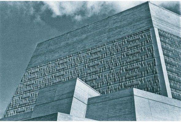 La fachada del imponente Teatro Teresa Carreño, en Caracas, es una muestra de los elementos a gran escala ejecutados por el artista.