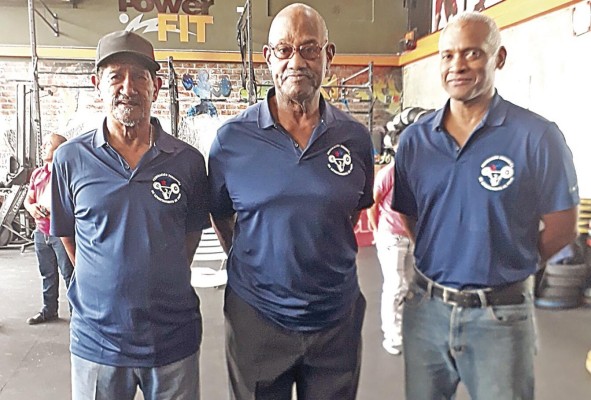 El técnico Luis Ramos (Izq.), junto al presidente de la Federación, Henry Phillips, y el presidente de la Liga de Colón, Arnulfo Castillo.
