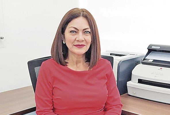 Cristela Palomino. Gerente de la sucursal Vista Alegre del Banco General. Nominada a mención honorífica: Banca y finanzas “Este evento es una distinción muy importante porque enaltece, valora y reconoce a la mujer por su trayectoria laboral y los logros que ha tenido ante la sociedad”. “Cada día, la población femenina sigue incrementando su empoderamiento y destacando como líder en los diferentes roles que emplea. Somos hijas, madres, esposas y profesionales que cada día asumimos nuestras responsabilidades con la misión, la pasión, y el amor de servir, asesorar y guiar. Nuestra empatía y comprensión con los demás, son los valores por los cuales nos destacamos al manejarnos en este mundo”.
