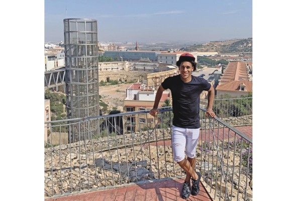 Adalberto Carrasquilla, desde el castillo con el ascensor panorámico y la ciudad al fondo. Su actuación con el F.C. Cartagena le ha dado un reconocimiento en la comunidad.