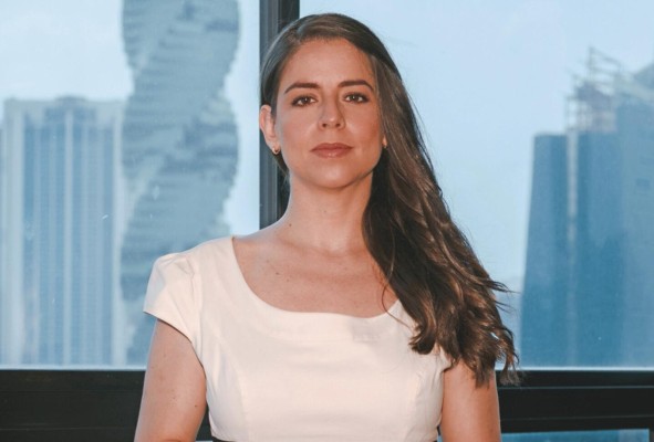 Jeannie Pittí De Lagrotta. Asesora en Comunicación. Nominada a mención honorífica: Mercadeo y publicidad Esta iniciativa es una palabra de afirmación y confirma que se puede hacer la diferencia a pesar de lo que podamos ver en nuestro alrededor. No todo son malas noticias, también hay buenas noticias de personas que día a día se esfuerzan, se levantan a pesar de los obstáculos y protegen a los suyos con dignidad y valores poniendo en alto el nombre de nuestro país. El ingenio y la creatividad son herramientas útiles para resolver problemas del día a día. Ese mismo ingenio se pone en práctica pues nosotras usualmente vemos el detalle, tenemos un sexto sentido que nos ayuda a detectar problemas que no se ven a simple vista, traemos soluciones a la mesa acompañadas de delicadeza y entusiasmo.