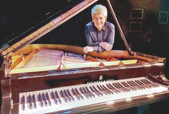 El reconocido pianista argentino Mario Parmisano presentará su homenaje titulado Piazzolla Centenario.