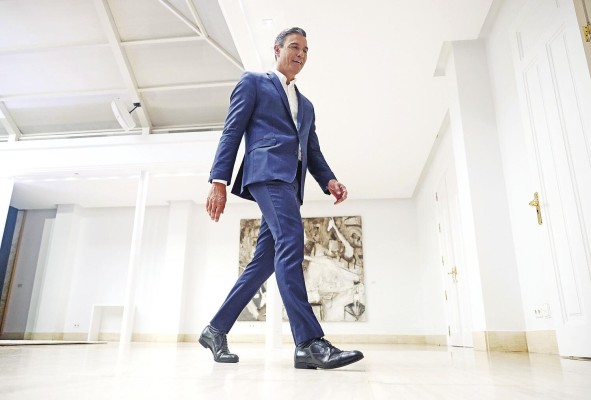 El presidente del Gobierno, Pedro Sánchez, a su salida del Complejo de La Moncloa, en Madrid (España).