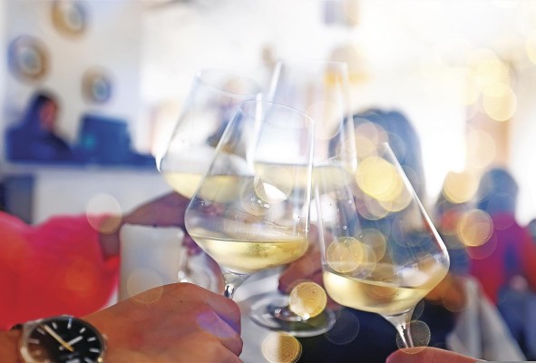 Los brindis son sinónimo de festejo y Pereira explica que el anfitrión debe ser el primero en proponerlo.