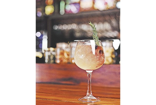 Cóctel 5inco Five es un gin con té de limón, sirope de romero, jugo de limón y espumante.