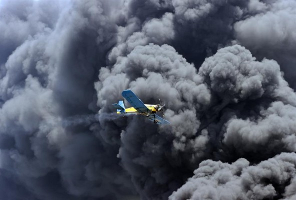 Incendio en zona industrial de Cuba se encuentra en una situación compleja y difícil