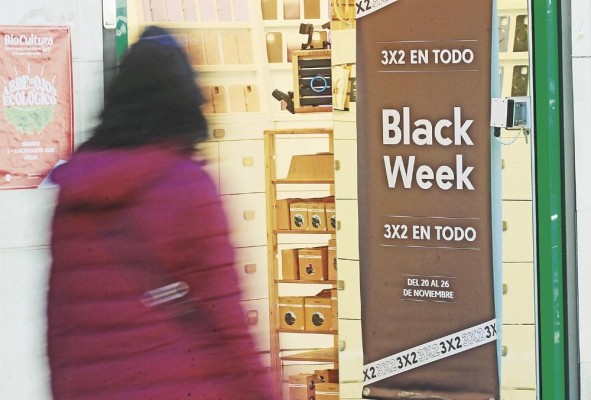 Escaparate de una tienda donde se muestra el descuento de algunos artículos con motivo del “viernes negro” ('black friday').