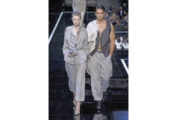 Giorgio Armani se comprometió a donar $1,25 millones a diversos hospitales y a la protección civil de su país.