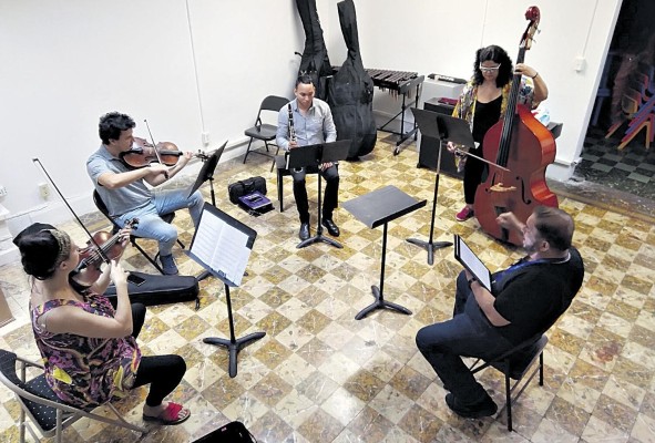 El director Ricardo Risco conduciendo una de las piezas durante el ensayo.