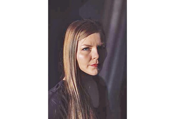 La fotógrafa Amber Bracken, que este jueves ha ganado el World Press Photo por una imagen sobre niños indígenas muertos en los internados de asimilación forzada en Canadá.