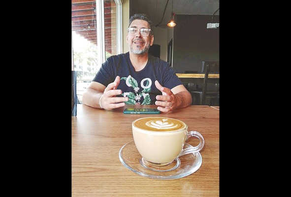 Amael en la nueva sucursal de Siete Granos