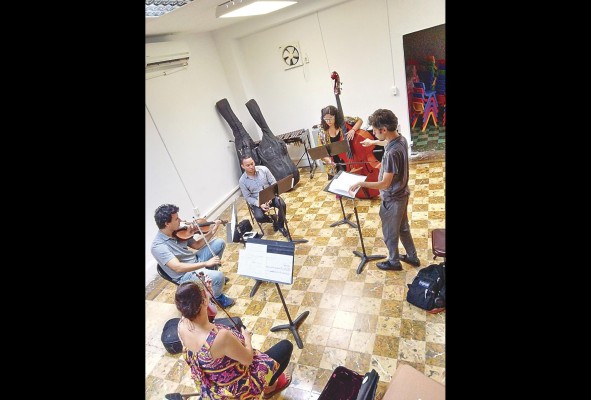 El ensamble Paisaxe durante un ensayo para el concierto.