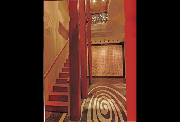 La espiral del tiempo, en la entrada del museo.