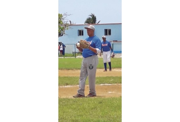 El lanzador Héctor Ávila fue incluido en el Salón de la Fama del softbol en 2019.