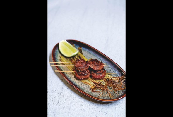 Los palitos de Migue, de entraña y cebollina al grill