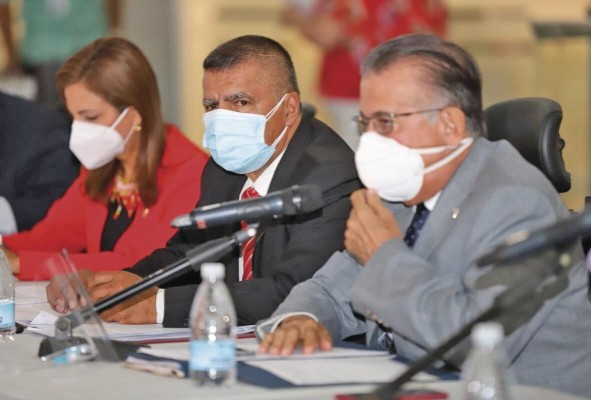El ministro Augusto Valderrama estuvo ayer en la Asamblea Nacional.
