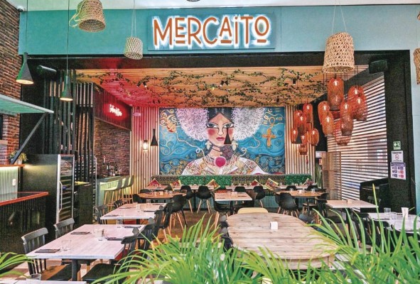 Un mural con una empollerada engalana el salón.