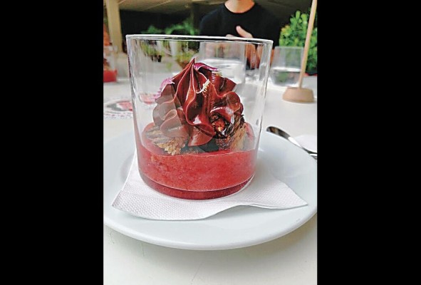 Coulis de fresa con sable de avena y mousse de chocolate con miel de caña