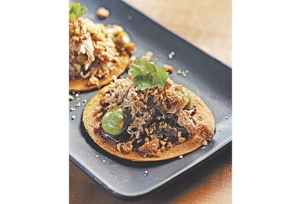 Taquitos de carnitas en su grasa, tortilla suave de maíz y plátano maduro hecha en casa y salsa rostizada con chicharrón.
