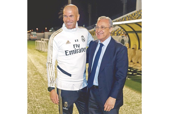 Zinedine Zidane y Florentino Pérez, entrenador y presidente del Real Madrid, respectivamente, felices como en los viejos tiempos.
