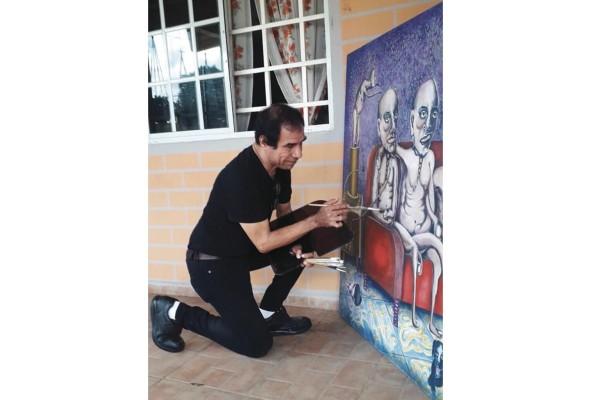 Rey Arturo Agudo, con una de sus obras.