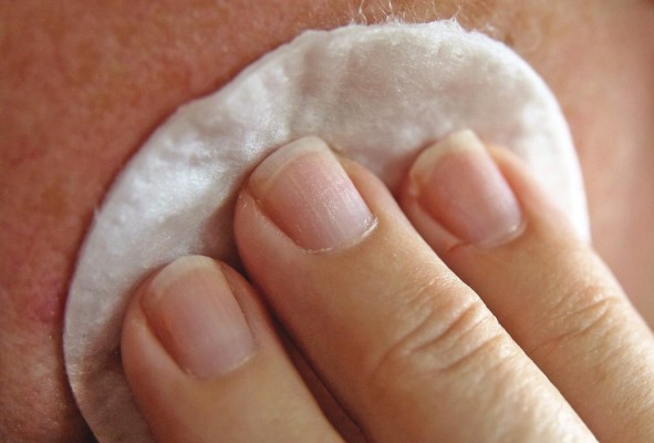 La limpieza facial es primordial para así evitar manchas en el rostro y quitar células muertas.