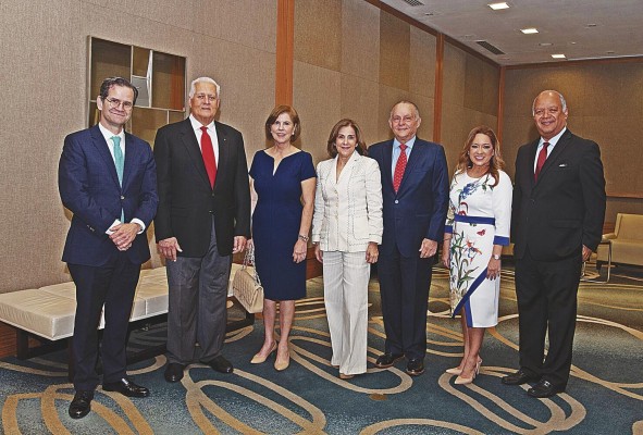 Gerardo Ulloa, gerente general de Multibank; Ernesto Pérez Balladares, expresidente de la República; Dora Boyd de Pérez Balladares, Ana Matilde Arias de Alemán, Alberto Alemán Zubieta, exadministrador de la Autoridad del Canal de Panamá (ACP), Ariadne Castrellón, vicepresidenta de comunicaciones de Multibank, y profesor y analista Edwin Cabrera.