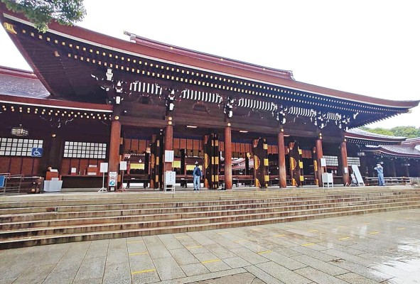 El santuario Meiji fue consagrado en 1920 y los terrenos se terminaron oficialmente en 1926.