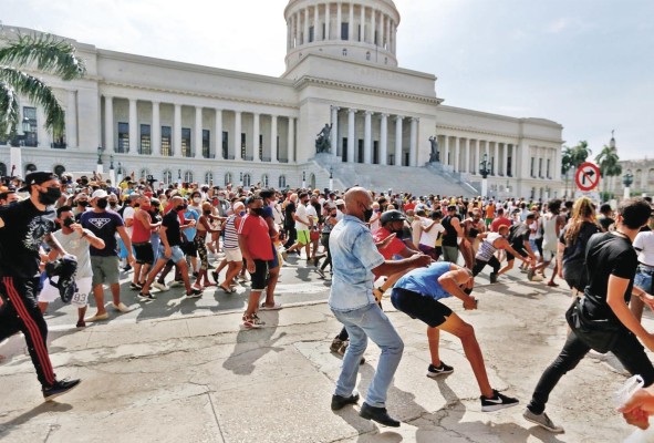 Imagen de archivo de personas que se manifiestan frente al Capitolio de La Habana (Cuba).