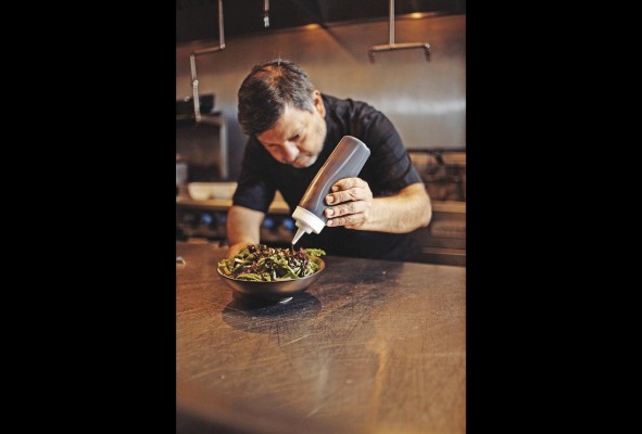 Leal conoce muy bien la cocina internacional tras su paso por España, Francia, Mónaco, Chile, Japón, China y el Culinary Institute of America de Nueva York.