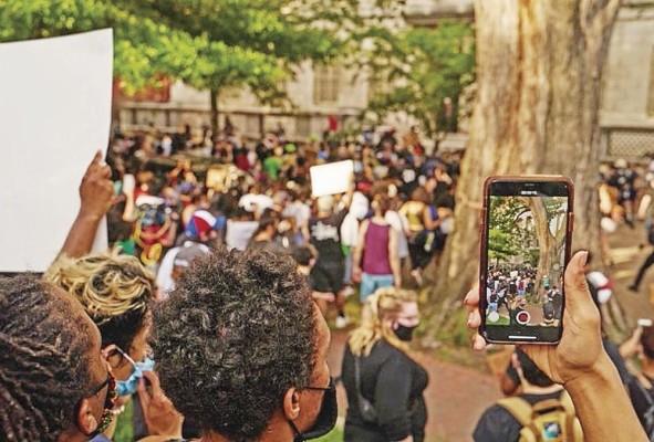 Las redes sociales se caracterizan por ser espacios en donde los usuarios pueden expresar libremente sus opiniones.