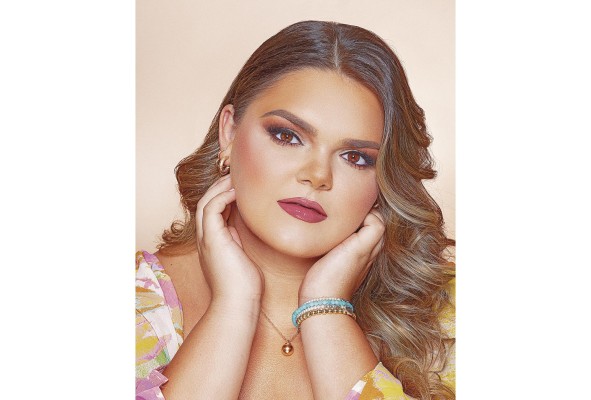 Lara Isabel Arias de la Guardia es una de las debutantes que apreciaremos en el Festival de Debutantes 2022 a celebrarse el 2 de julio en la Terraza Mar del Sur del Club Unión, evento organizado por las Damas Guadalupanas con el fin de recaudar fondos para sus programas de proyección social. Son sus padres el señor Manuel Ernesto Arias Corcó y la señora Larissa de Lourdes de la Guardia Arosemena, y es bisnieta de la muy recordada Dama Guadalupana señora Laura Bermúdez de de la Guardia.