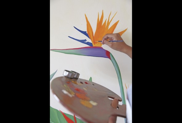 La artista se decanta por colores vivos en la pintura.