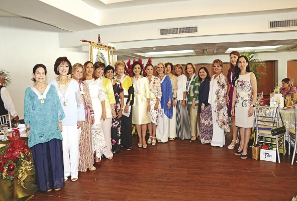 Este grupo de damas católicas son devotas de Nuestra Señora de Guadalupe.