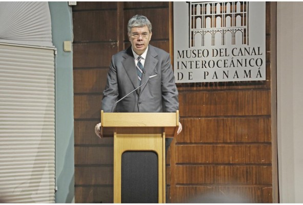 El embajador Ambrosetti destacó la importancia de recordar el Holocausto.