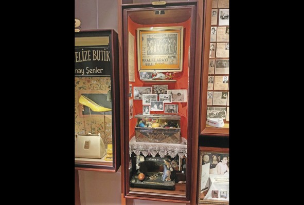 Gabinetes donde se muestran los objetos. A un lado, la cartera que Kemal compró en la tienda donde atendía Füsun.