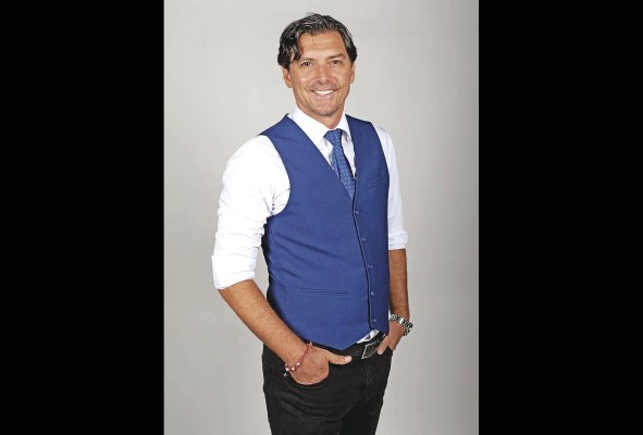 Ciccia hace suya la frase “No soy de aquí, ni soy de allá”, de la canción que interpretara Facundo Cabral, para referirse y resaltar la duplicidad de su afecto por Costa Rica y Uruguay.