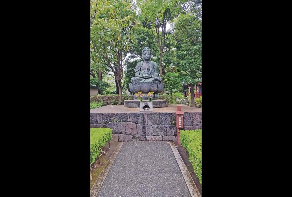 Estatua ubicada a un costado del salón principal del templo.
