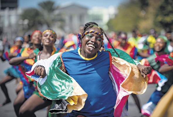 Personas participan durante los desfiles de Carnaval.