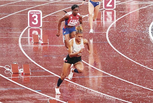 La atleta, orgullo panameño, impone un nuevo récord nacional y sudamericano.