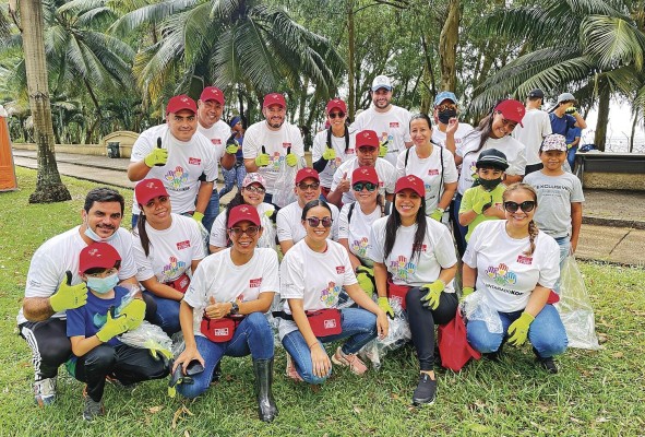 Colaboradores del Sistema Coca-Cola se uniceron a la jornada de limpieza