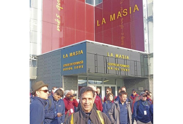 En la Masia del Barcelona, España, capacitándose gracias a su función de entrenador en el fútbol femenino de Estados Unidos. Reynolds integró la Selección Nacional entre 1983-1988.