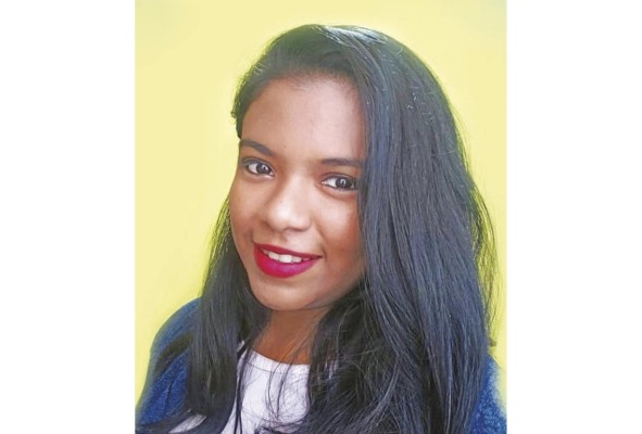 Maryorie Patiño. Gestora de proyectos y organizadora de eventos. Nominada a mención honorífica: Emprendimiento “En el mundo del emprendimiento cada paso que se da, por muy pequeño que sea, es un escalón a la cima del éxito: nos motiva, nos enseña, nos vuelve más fuertes y nos hace crecer. Es muy importante porque vernos en el espejo de otras mujeres exitosas, a través de eventos como 'Las 25 mujeres destacadas' es una recarga de energía para levantarnos o mantenernos firmes en los momentos difíciles y darnos cuenta de que la clave está en no rendirse y creer en nosotras mismas, en lo que nos apasiona”. “Cada vez son más las mujeres que asumen el reto de liderar equipos y desarrollar proyectos desde cero, dispuestas a afrontar las adversidades que lleva iniciar un negocio, sin soltarle la mano a sus hijos ni dejar de capacitarse para ser cada vez más profesionales. Vamos bien, pero siempre se necesita más”.